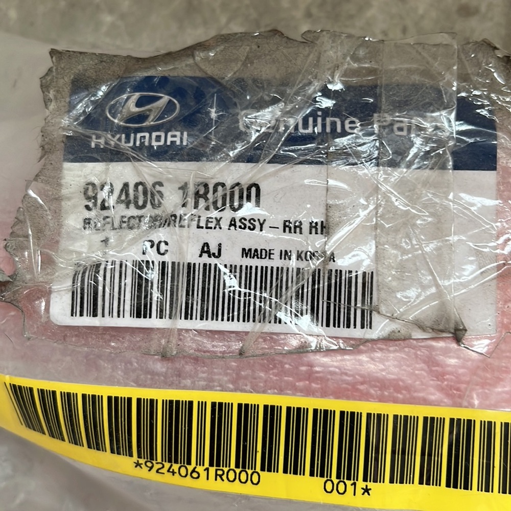 Hyundai Rear RT Reflector New In Package - Picture 2 of 4